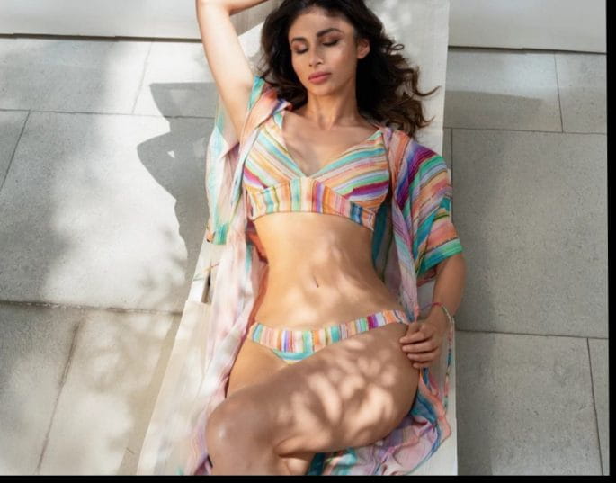मौनी रॉय की बिकनी वाली हॉट फोटोज़ देख उड़े फैंस के होश, फ़ोटो ने इंटरनेट पर  लगाई आग (Hot And Sexy Bikini Pictures Of Mouni Roy Is Raising The Heat On  The
