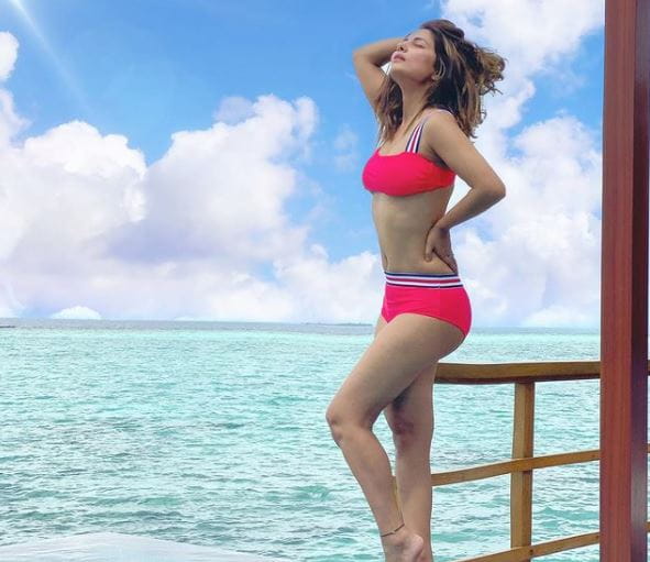 मालदीव वेकेशन के दौरान पिंक बिकिनी में हिना खान से बरपाया कहर, देखें  एक्ट्रेस की हॉट फोटोज़ (Hina Khan Looks Stunning in Pink Bikini During  Maldives Vacation, See Her Hot Photos)