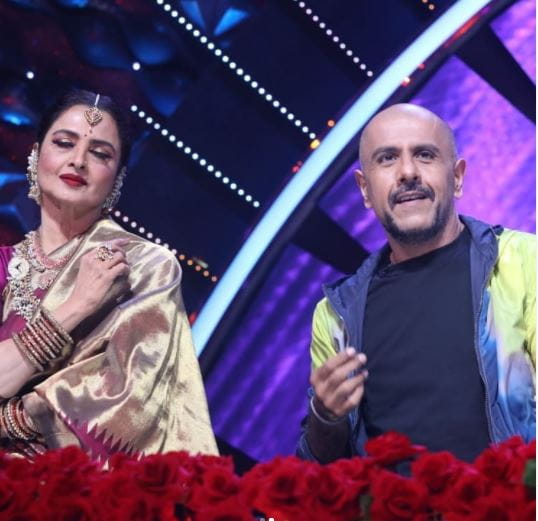 Rekha Plays Tabla on Vishal Dadlani's Head