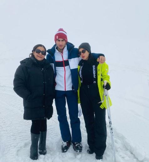 Sara Ali Khan With Her Mother and Brother