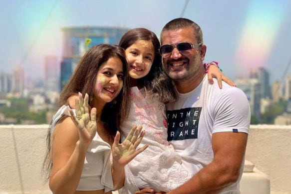 Kesha Kelkar with parents Sharad and Kirti Kelkar
