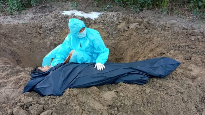 Daughter Wear PPE Kit And Buried Her Mothers Body