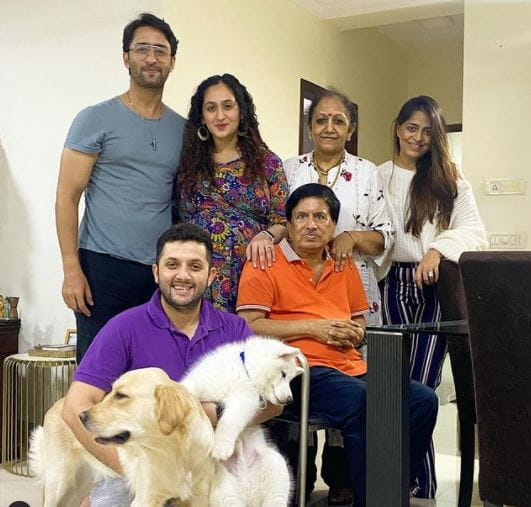 Shaheer Sheikh Picture With Family