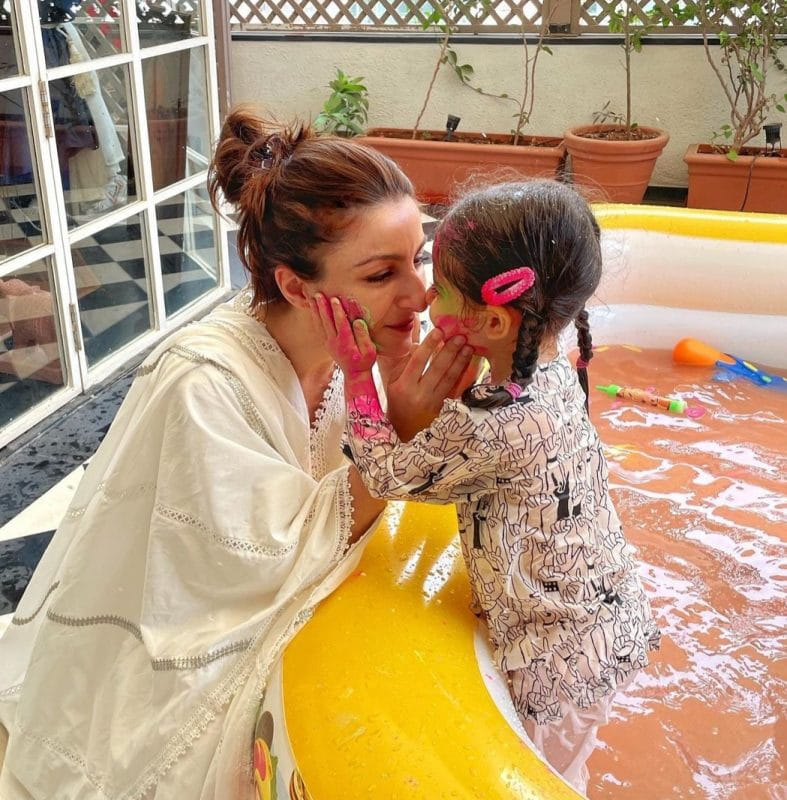 Soha Ali Khan With her daughter