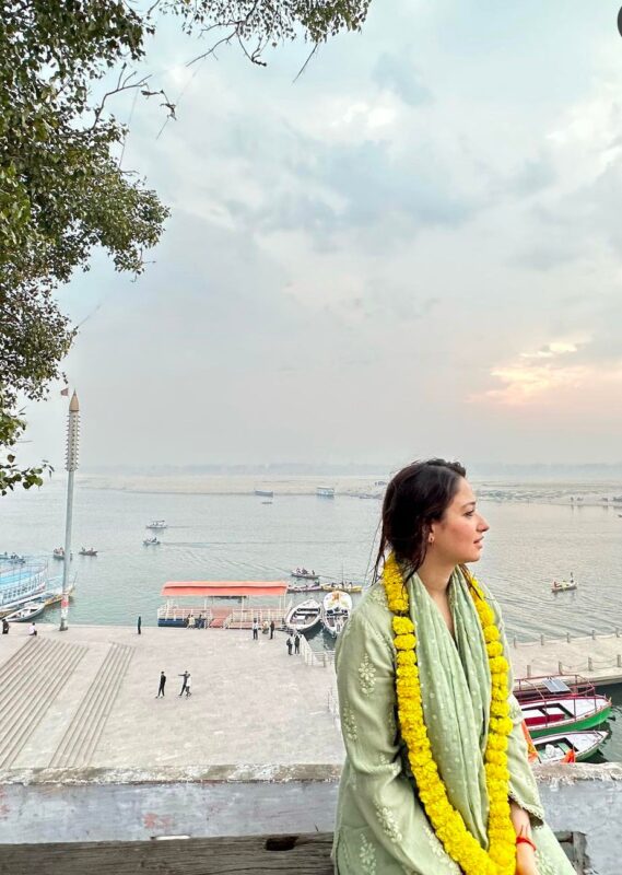 - Tamannaah Bhatia Offers Prayers At