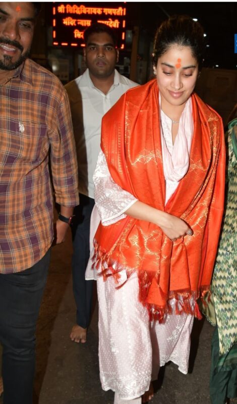 माथे पर तिलक... चेहरे पर भक्ति भाव, नवरात्रि के पहले दिन नंगे पांव होनेवाली  सास संग सिद्धि विनायक पहुंचीं जान्हवी कपूर, बप्पा के आशीर्वाद के ...
