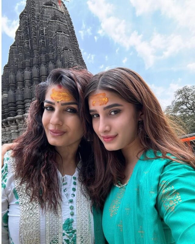 रवीना टंडन बेटी राशा के साथ घृष्णेश्वर और त्रयंबकेश्वर ज्योतिर्लिंग मंदिर दर्शन करने पहुंचीं: माथे पर शिव तिलक लगाए भक्ति में डूबी नजर आईं ...