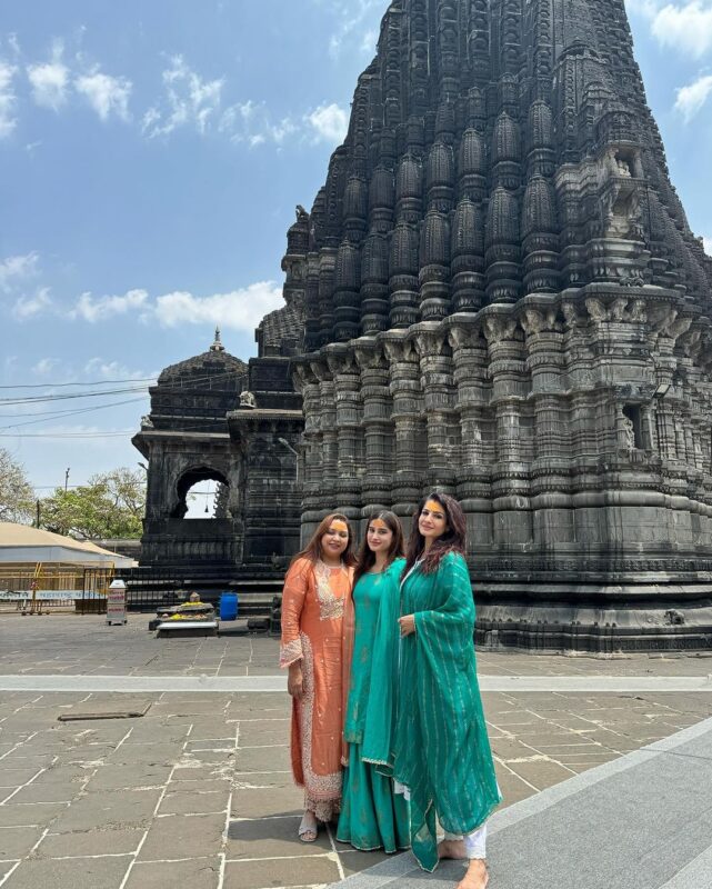 रवीना टंडन बेटी राशा के साथ घृष्णेश्वर और त्रयंबकेश्वर ज्योतिर्लिंग मंदिर दर्शन करने पहुंचीं: माथे पर शिव तिलक लगाए भक्ति में डूबी नजर आईं ...