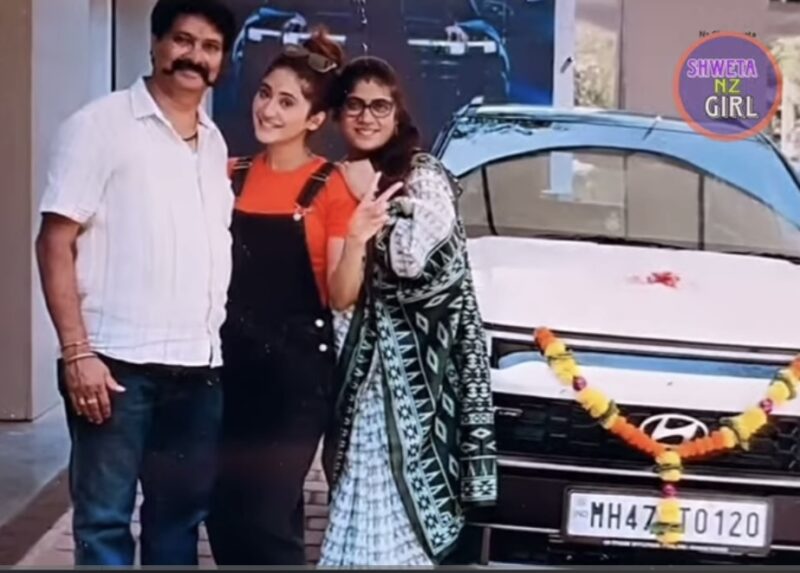 मदर्स डे से पहले शिवांगी जोशी ने अपनी मां को गिफ्ट की महंगी ब्रैंड न्यू  कार, मां ख़ुद ड्राइव करके घर लेकर गईं चमचमाती गाड़ी… (Shivangi Joshi Gifts  A Brand ...