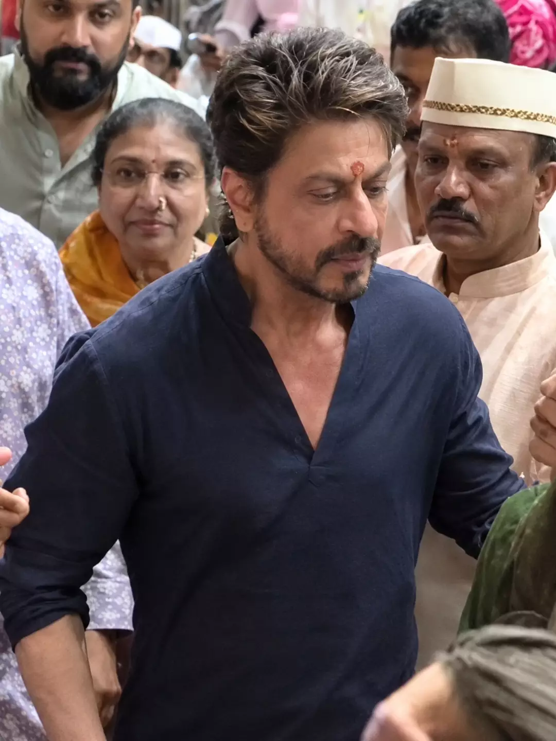 Shah Rukh Khan Visits Lalbaugcha Raja
