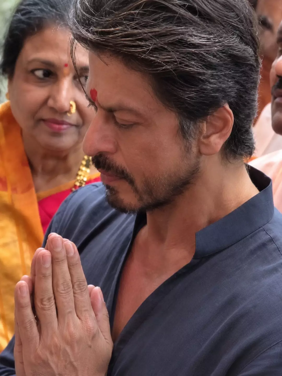 Shah Rukh Khan Visits Lalbaugcha Raja