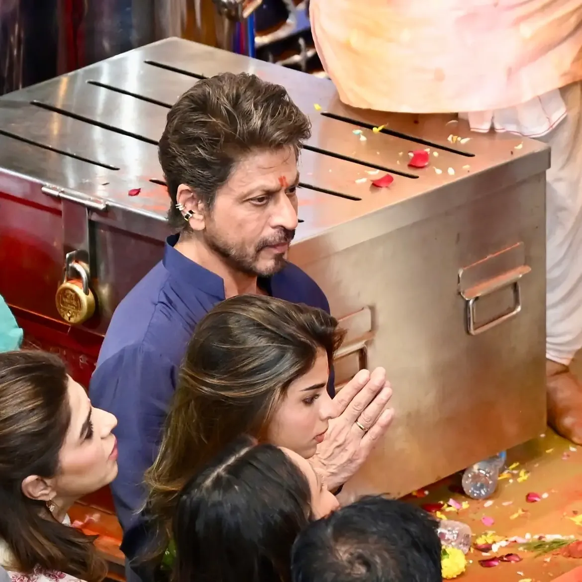 Shah Rukh Khan Visits Lalbaugcha Raja