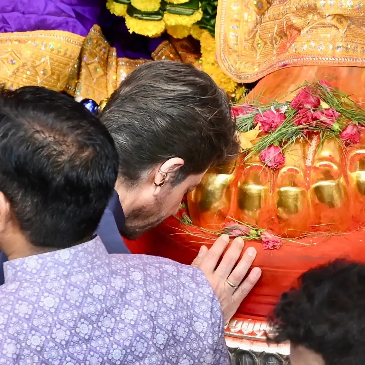Shah Rukh Khan Visits Lalbaugcha Raja