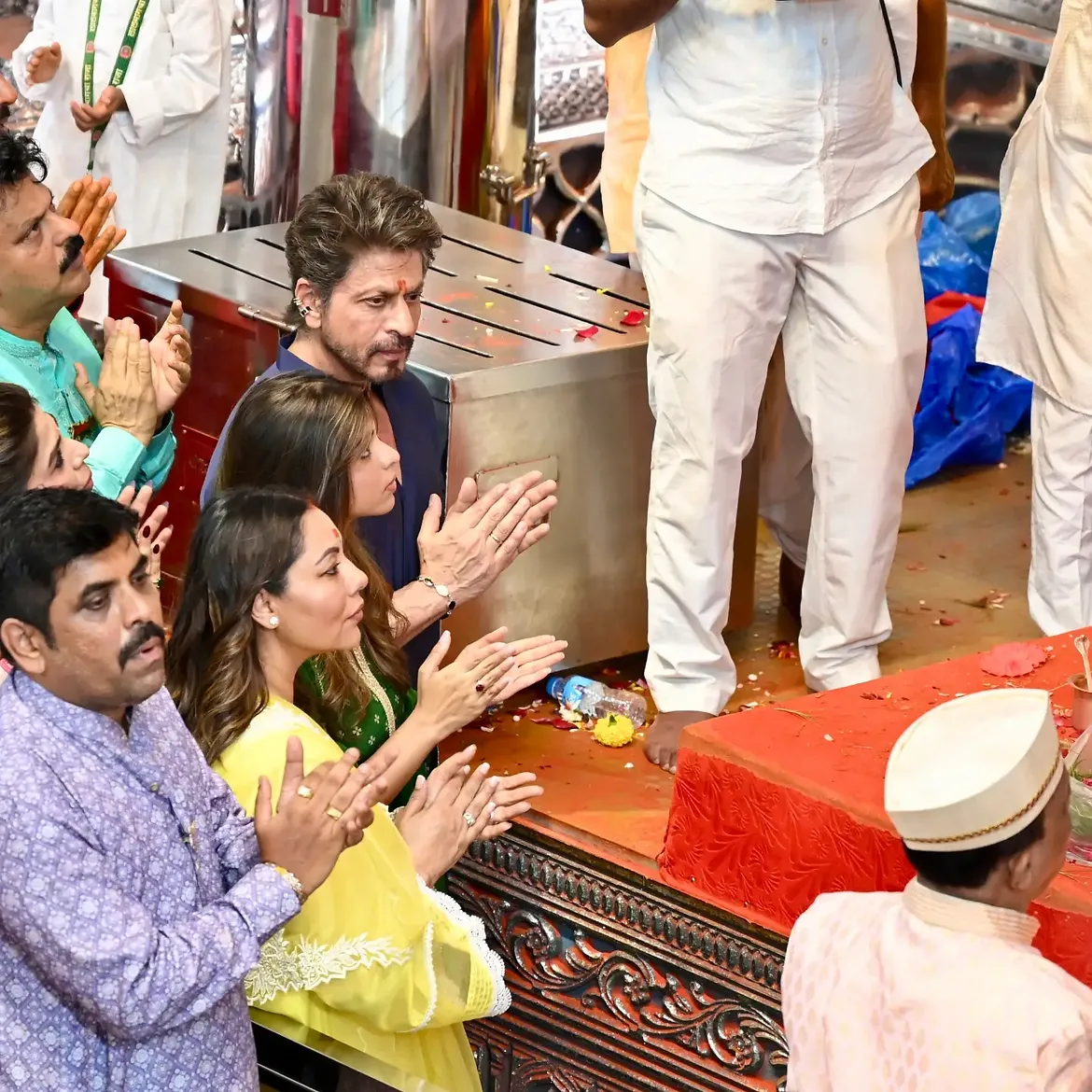 Shah Rukh Khan Visits Lalbaugcha Raja